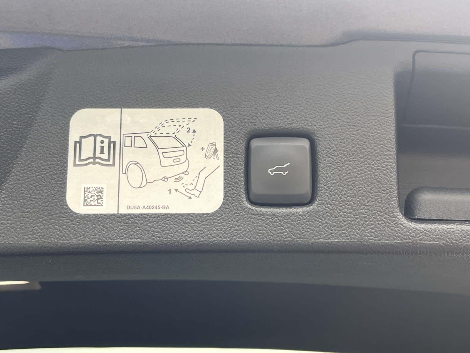Used 2020  Ford Titanium Hybrid image 20