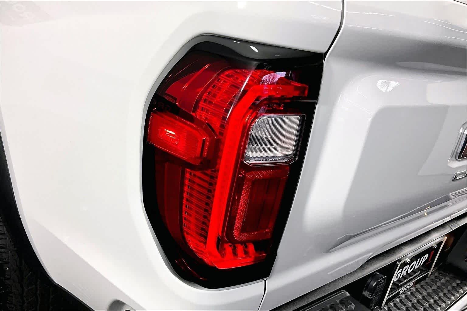 Used 2024 Summit White GMC Elevation image 27