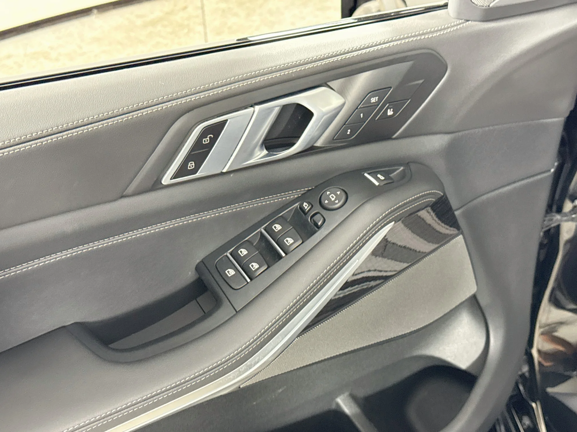 Used 2025 Black Sapphire Metallic BMW xDrive40i image 18