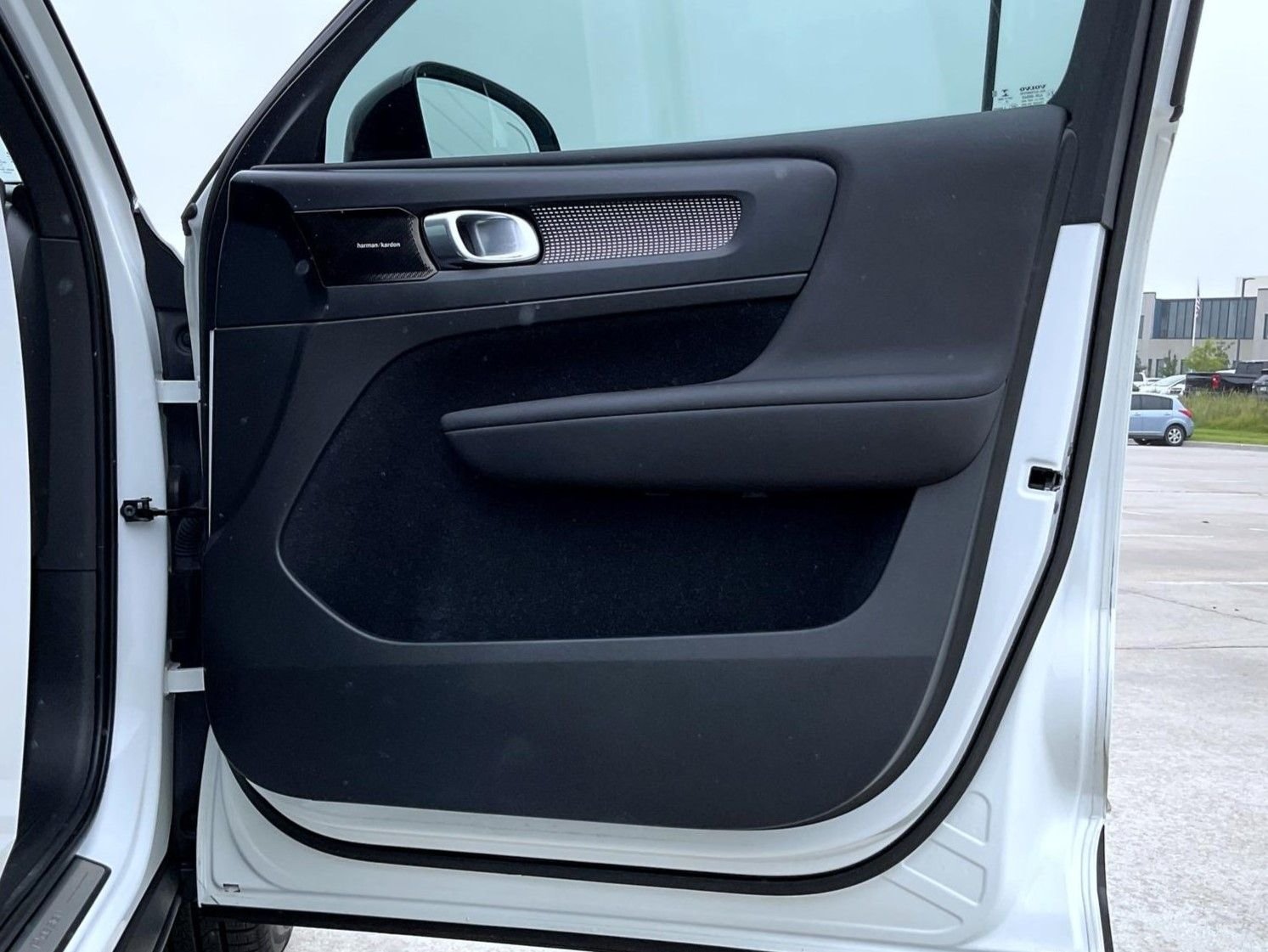 Used 2020 White Volvo R-Design image 17