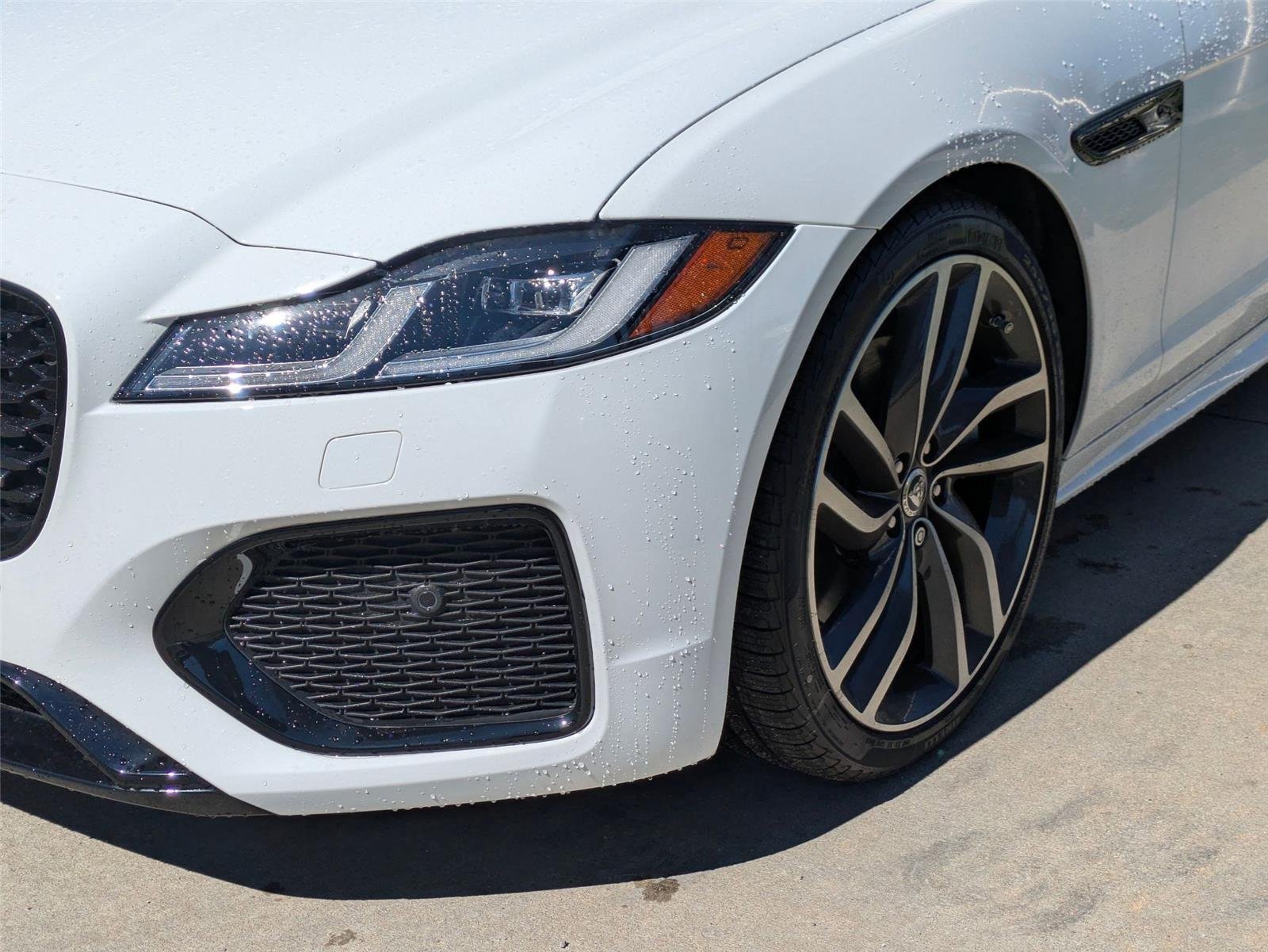 Used 2024 Fuji White Jaguar R-Dynamic SE image 6