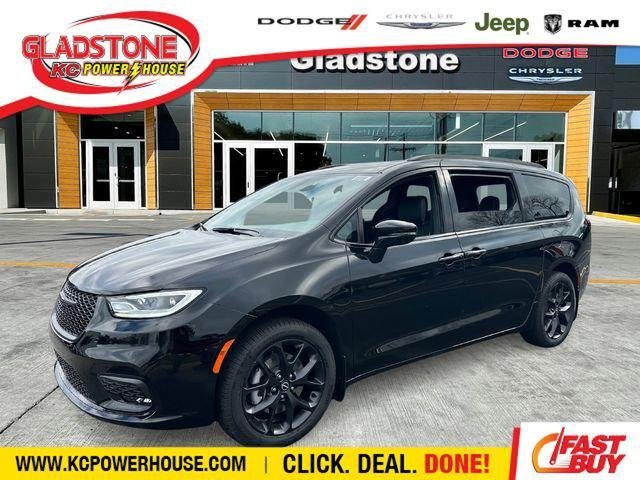 2026 Chrysler Pacifica Limited AWD's photo