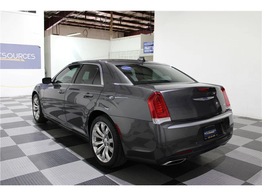 Used 2019 Granite Crystal Metallic Clearcoat Chrysler Touring image 6