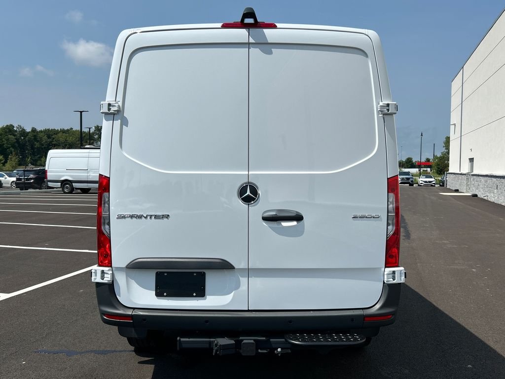 New 2026 Arctic+White Mercedes-Benz Cargo 144 WB image 6