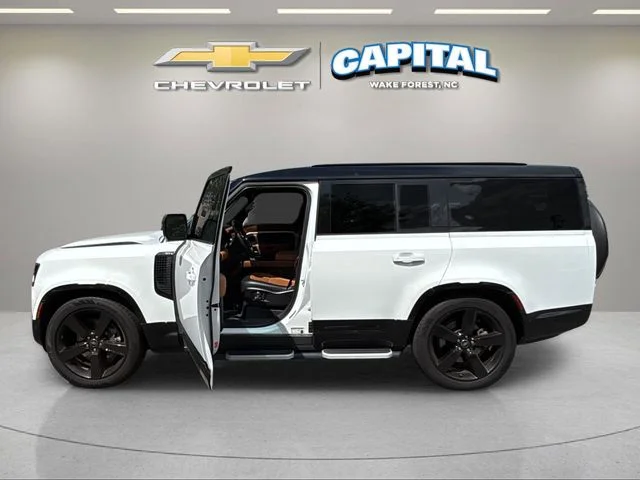 Used 2023 White Land Rover X-Dynamic SE image 9