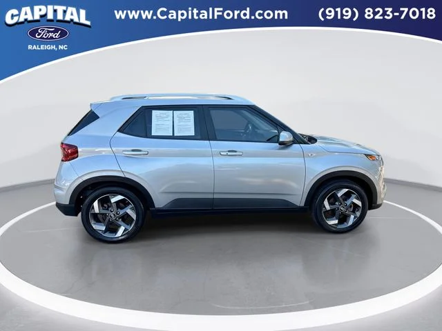 Used 2025 Silver Hyundai SEL image 9