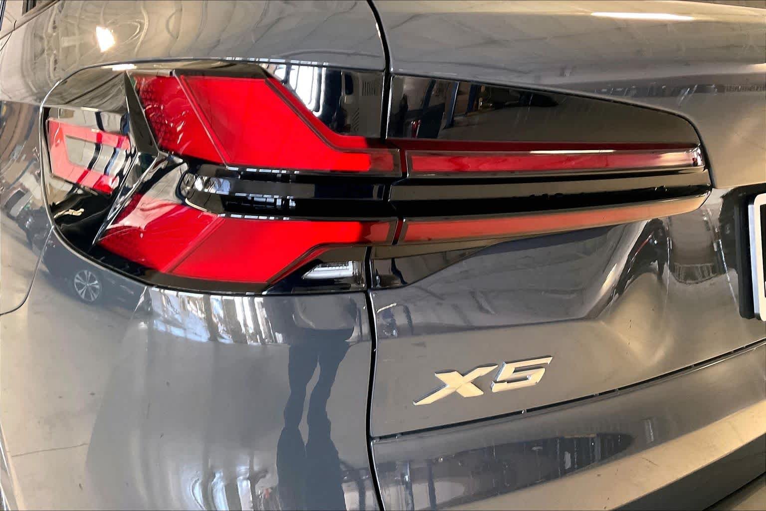 New 2026 Dravit Grey Metallic BMW sDrive40i image 14