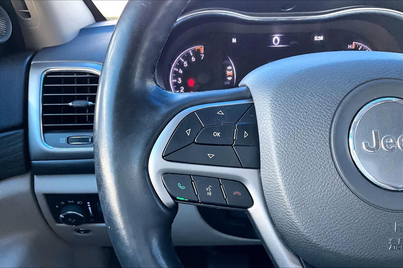 Used 2022 Diamond Black Crystal Pearlcoat Jeep Laredo E image 23