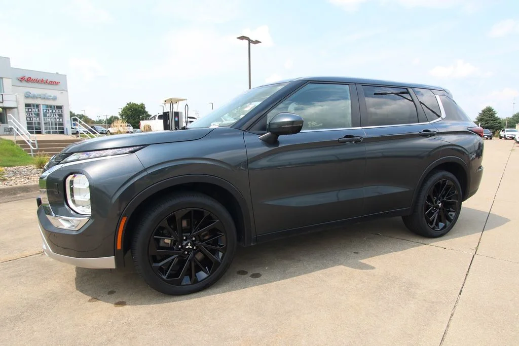 Used 2024  Mitsubishi SE image 20