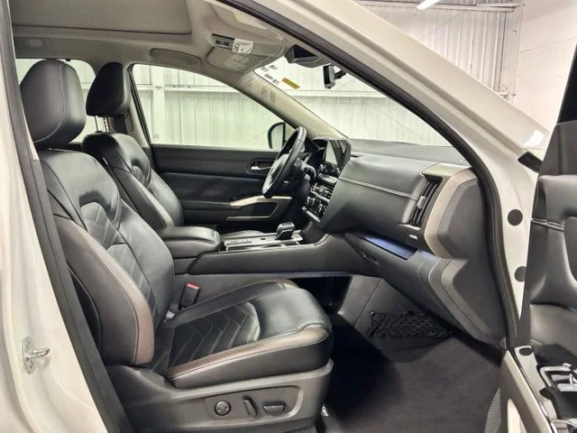 Used 2023 White Nissan Platinum image 22
