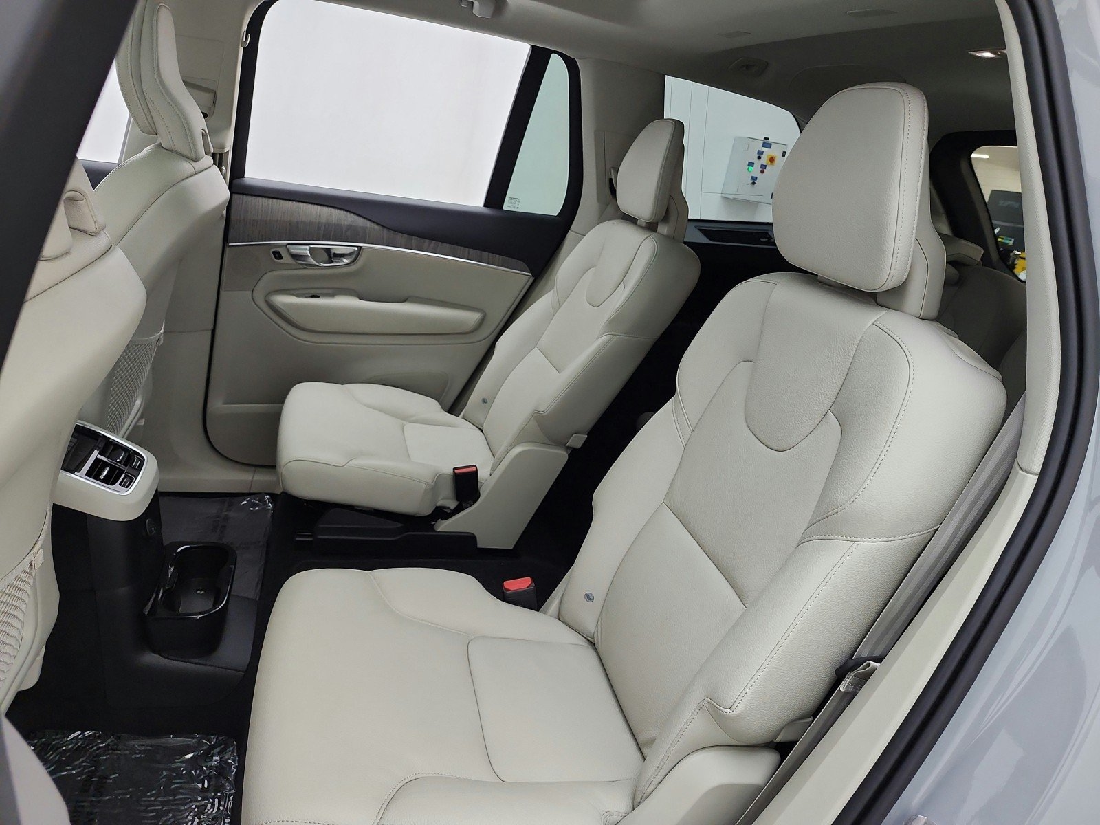 Used 2024 Vapour Grey Metallic Volvo T8 eAWD PHEV Plus 6P image 16
