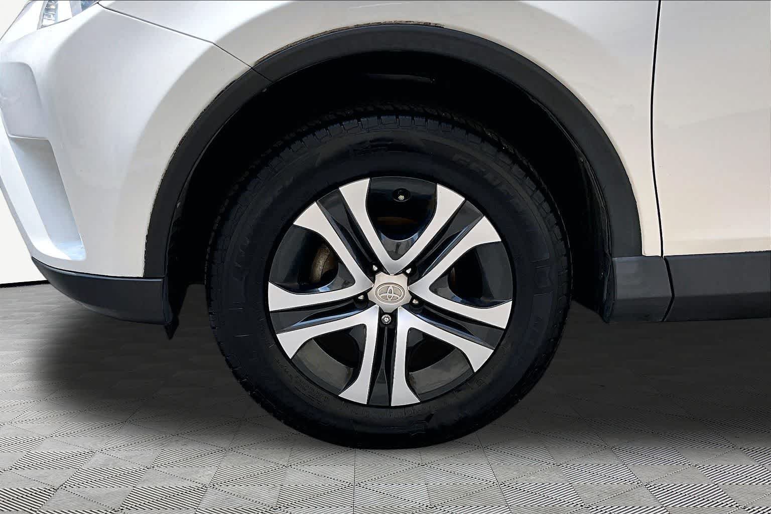 Used 2018 Super White Toyota LE image 11