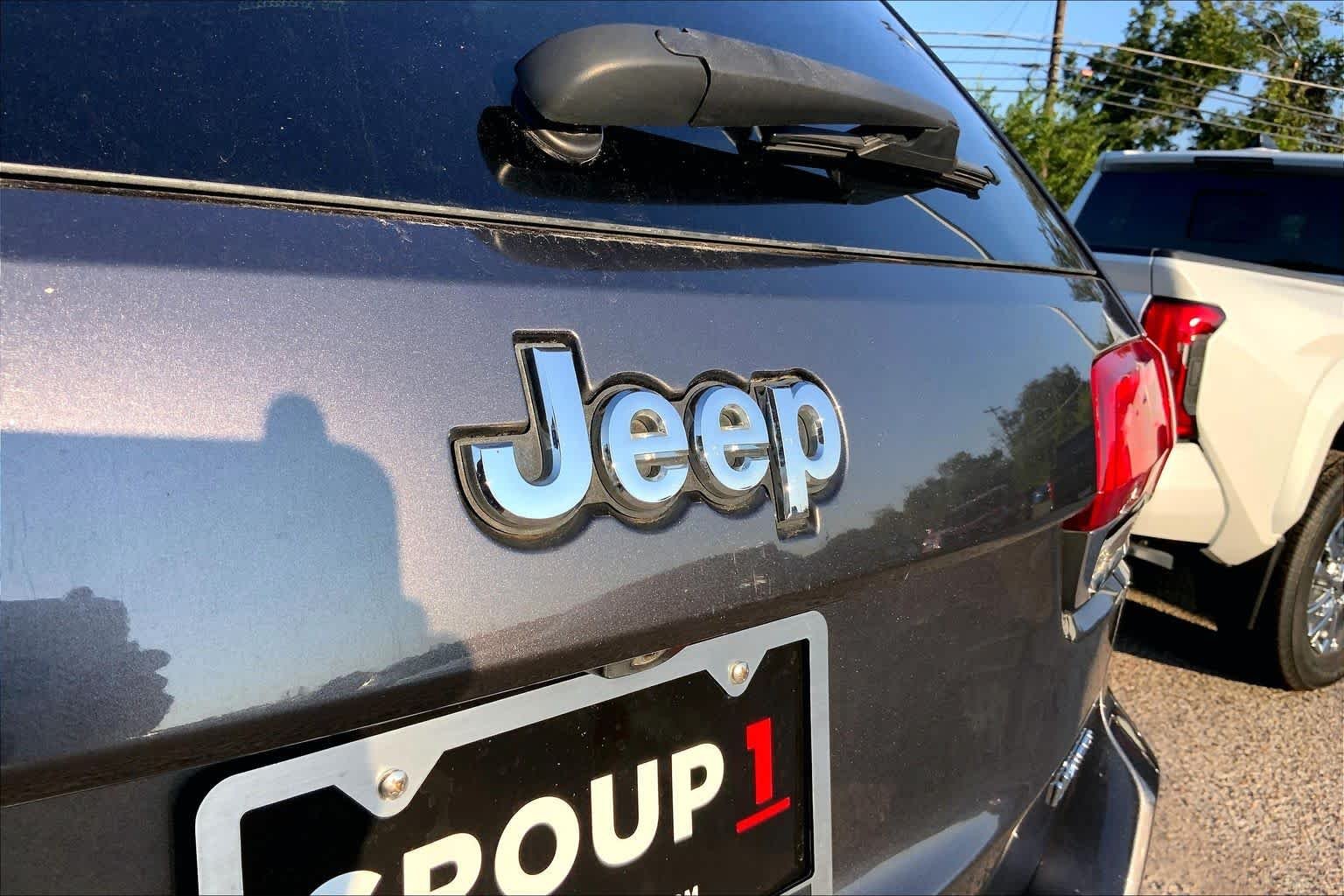 Used 2015 Granite Crystal Met. Clear Coat Jeep Limited image 31