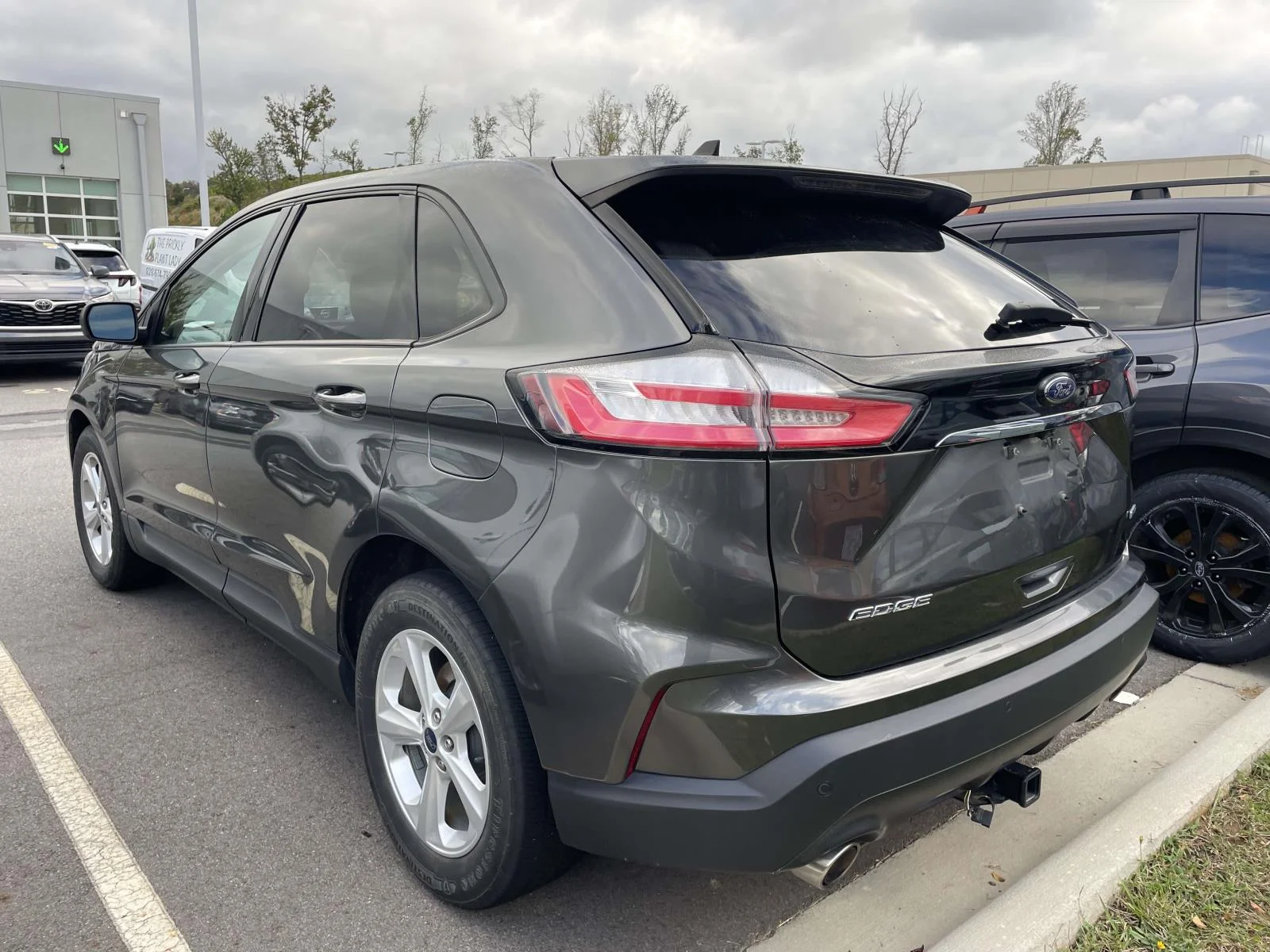Used 2020 Magnetic Metallic Ford SE image 3
