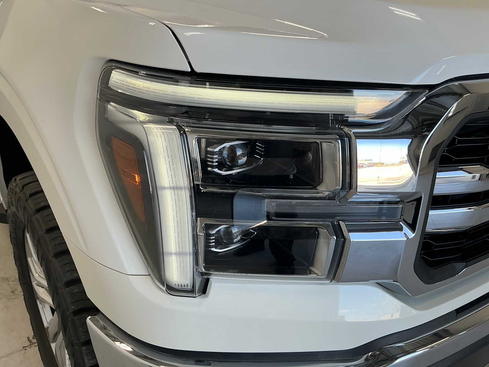 Used 2024 Star White Metallic Tri-Coat Ford LARIAT image 4