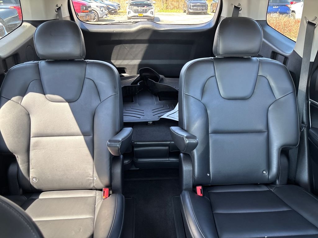 Used 2022 White Kia S image 38