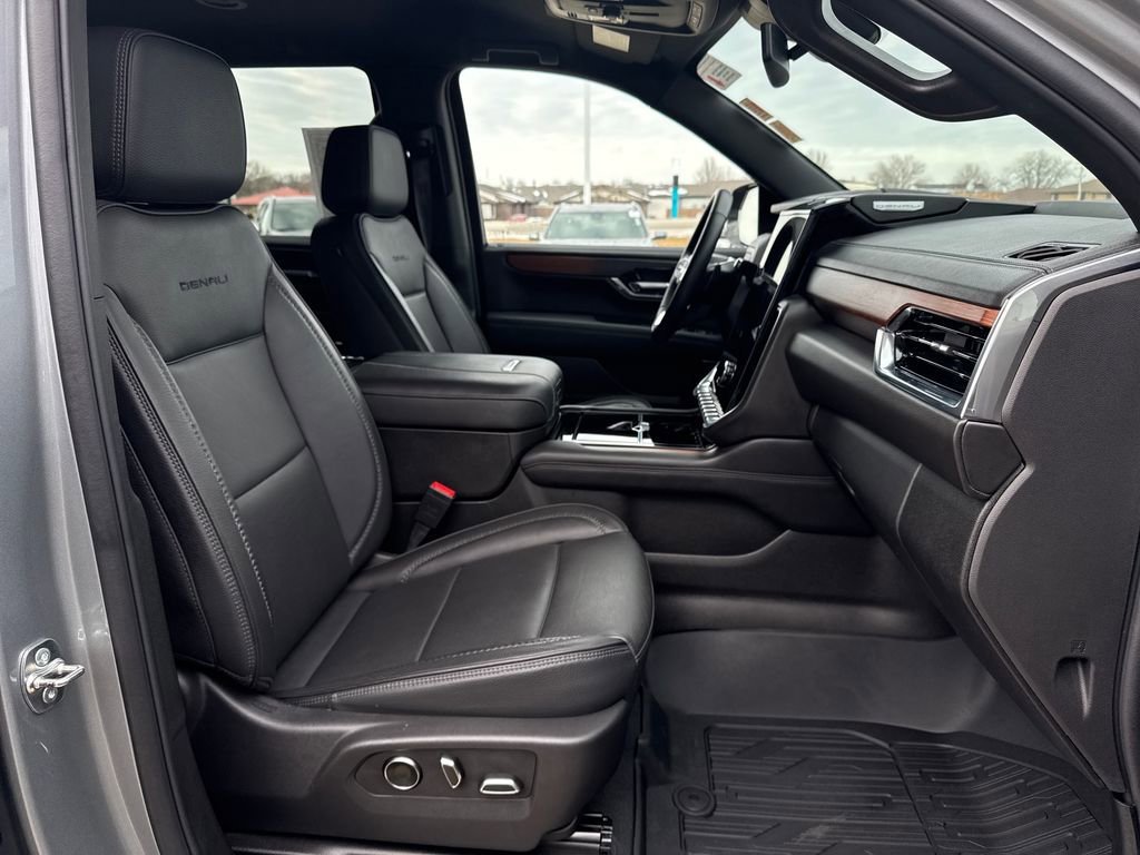 2025 GMC Yukon Denali - Photo 47