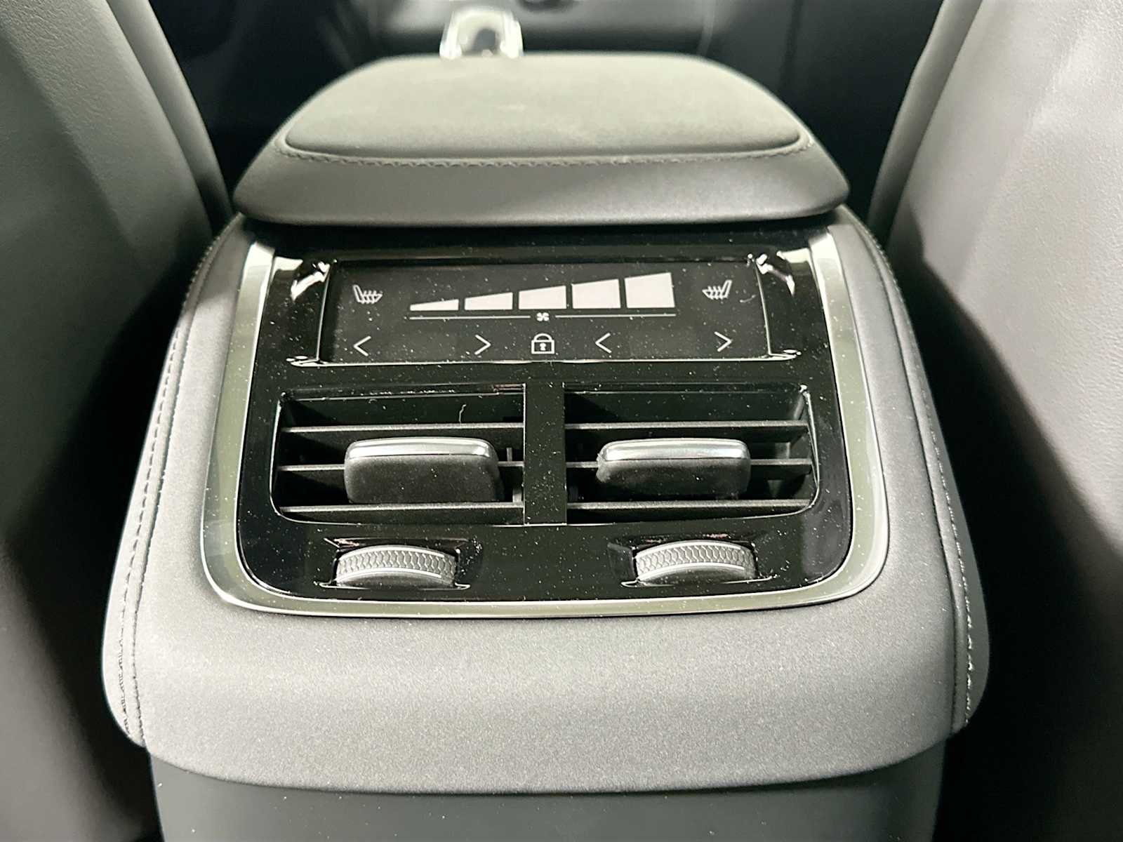 2025 Volvo XC90 Plus - Photo 24