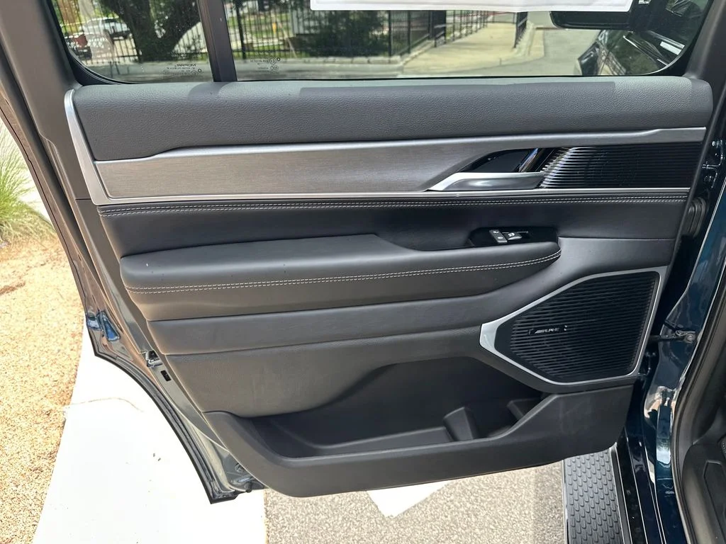 New 2026 Fathom Blue Pearlcoat Jeep  image 32