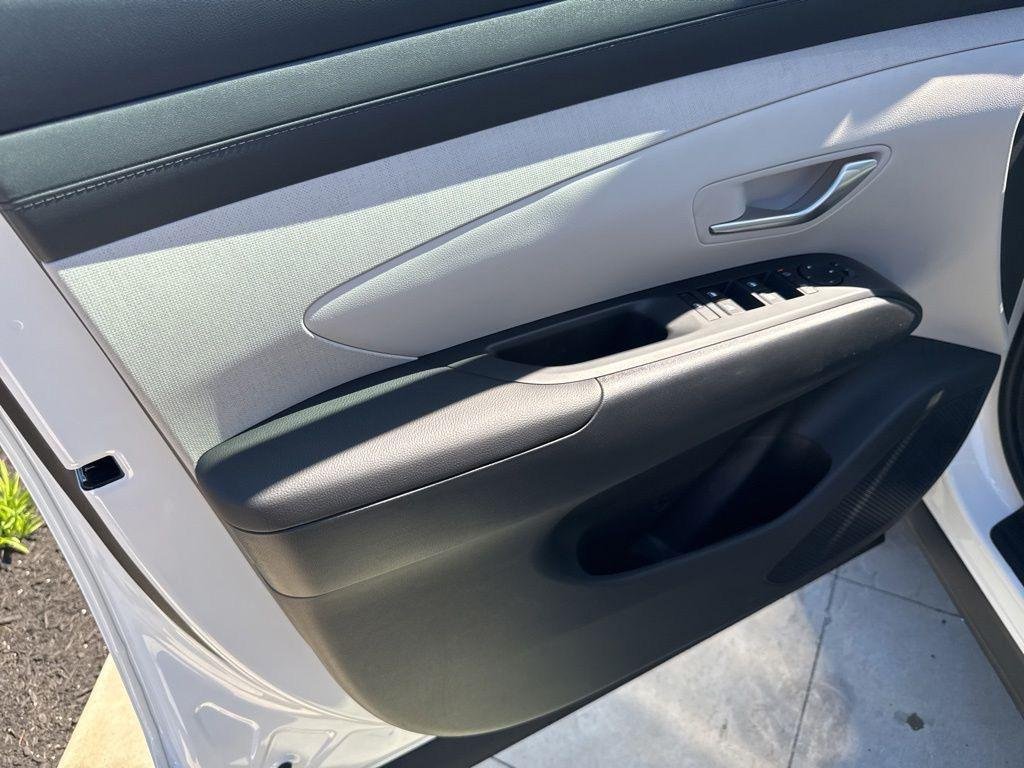 New 2026 White Hyundai SEL FWD image 15