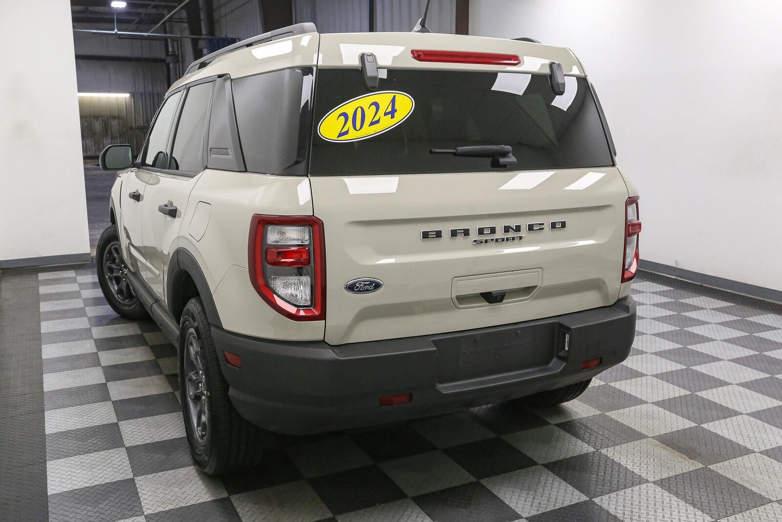 Used 2024 Desert Sand Ford Big Bend image 10