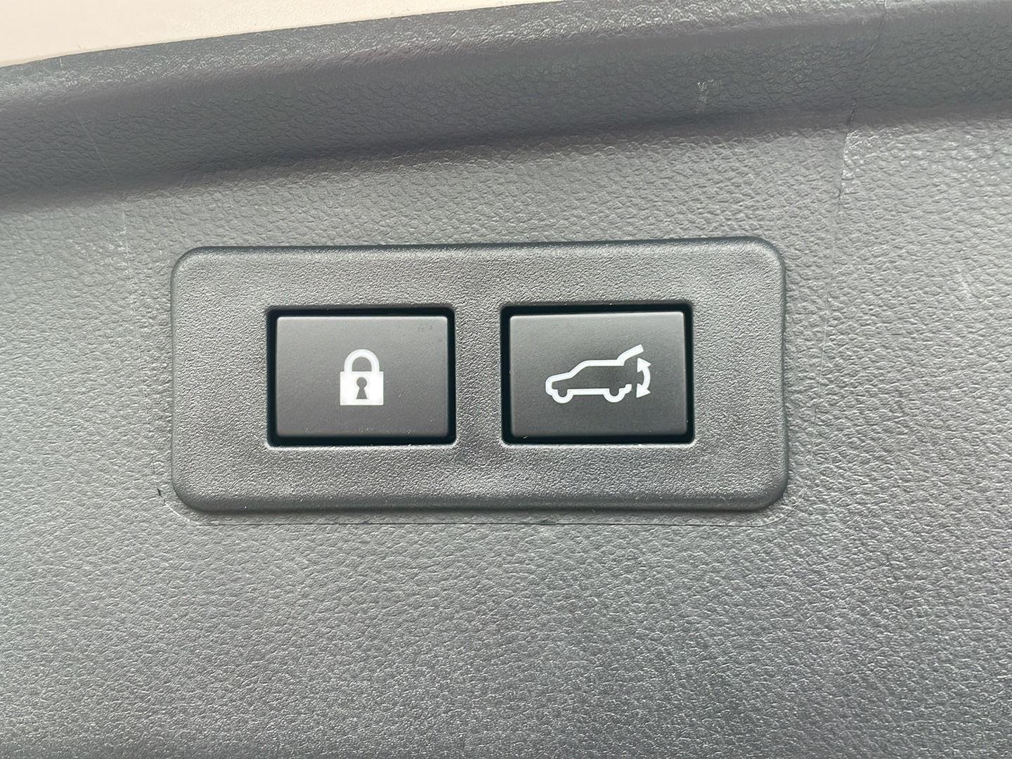 Used 2025 Crystal White Pearl Subaru Onyx Edition image 32