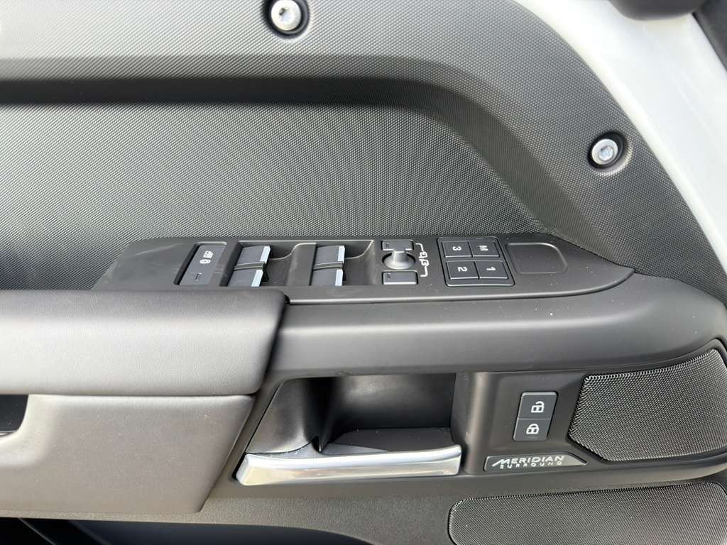 2025 Land Rover Defender X-Dynamic SE - Photo 14