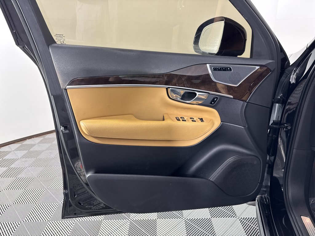 Used 2019 Onyx Black Metallic Volvo Momentum image 26