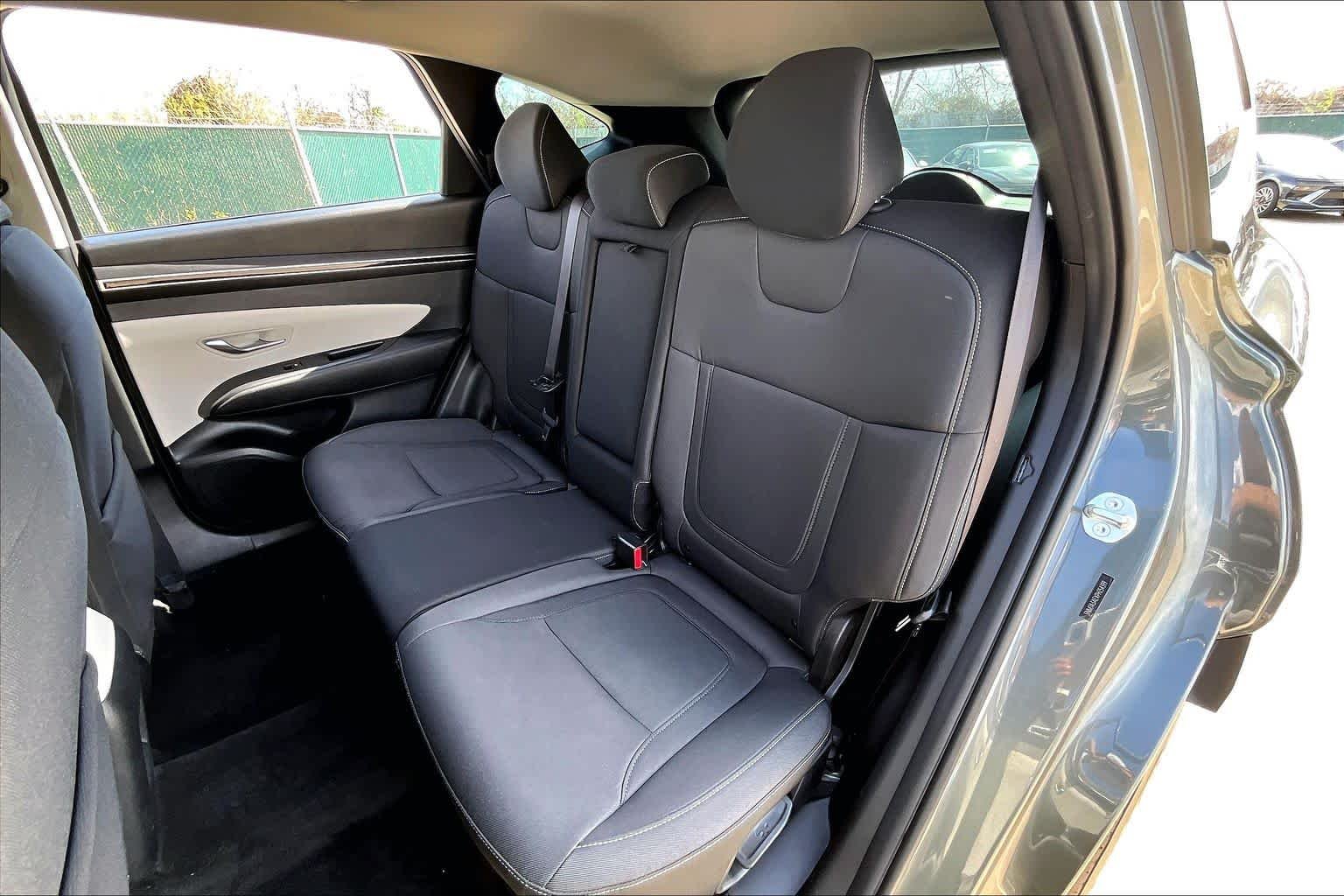 Used 2023 Amazon Gray Hyundai SE image 19