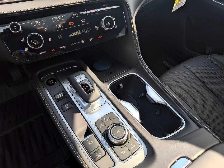 New 2027 2T RAD WHT INFINITI SPORT image 19