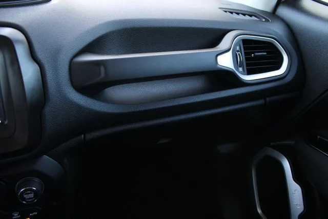 Used 2021 White Jeep Latitude image 19