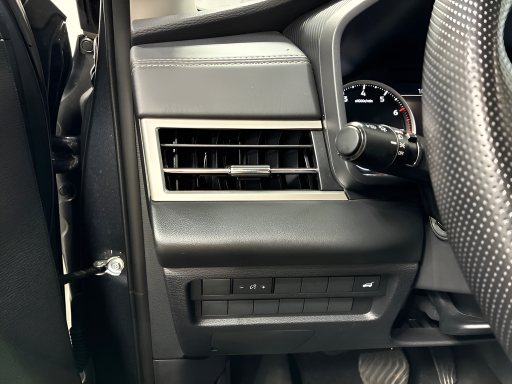 Used 2025  Mitsubishi SE image 7