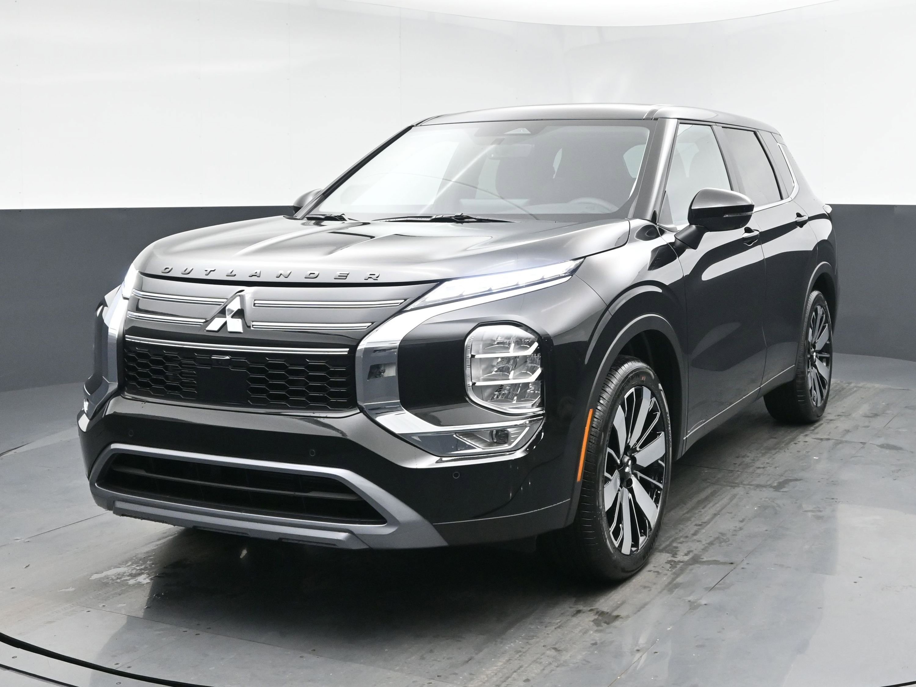 2026 Mitsubishi Outlander SE FWD's photo