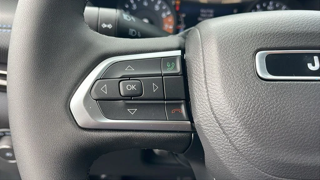Used 2026 White Jeep Latitude image 30