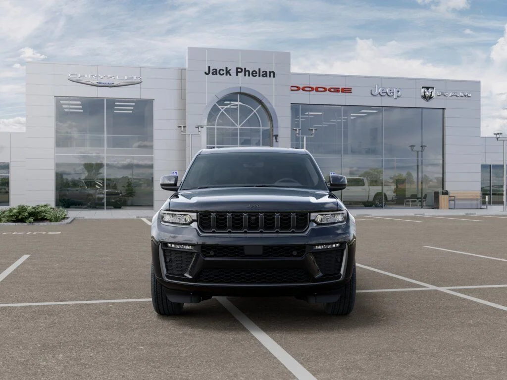 New 2026 Diamond Black Crystal Pearl-Coat Exterior Paint Jeep Limited image 6