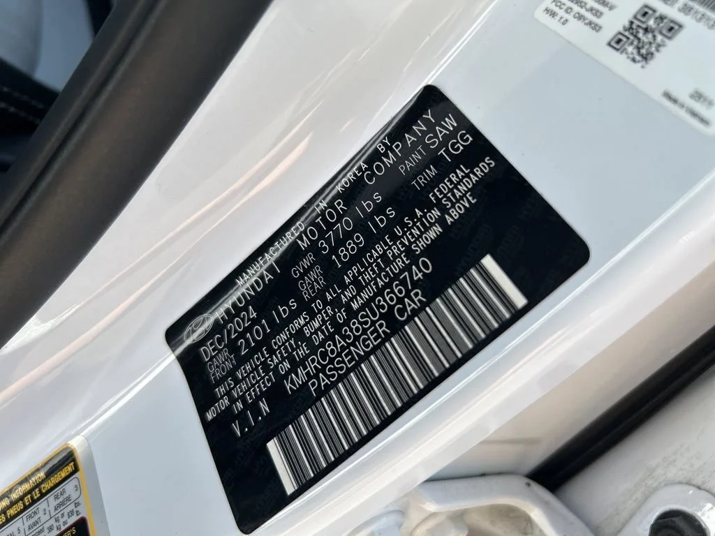 Used 2025 White Hyundai SEL image 28