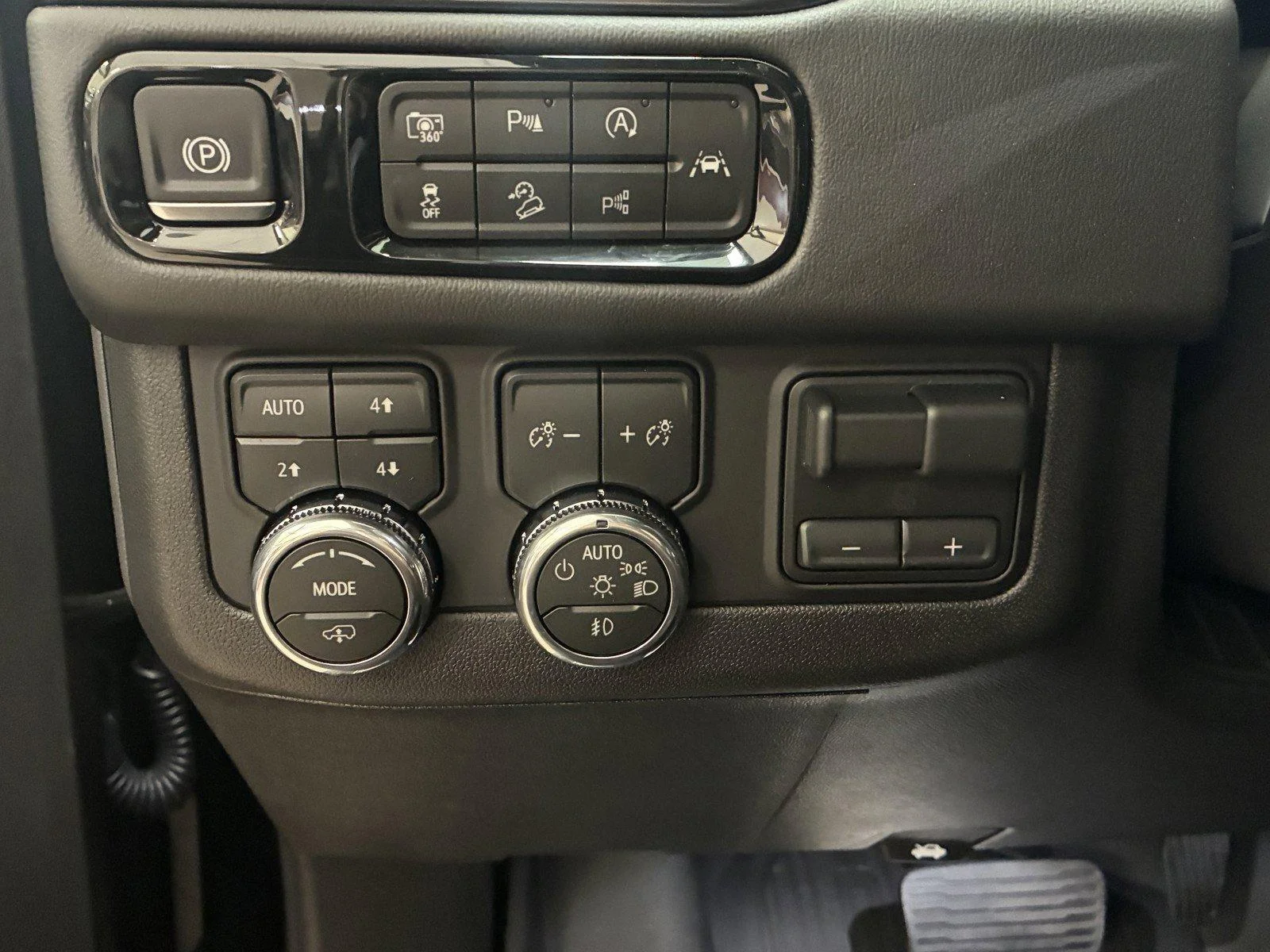2026 GMC Yukon AT4 - Photo 23