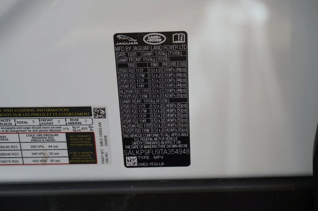 New 2026 Ostuni Pearl White Land Rover SE image 33