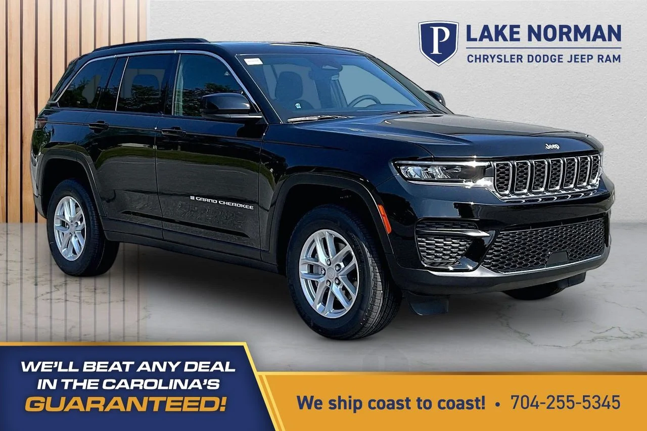 New 2026 Diamond Black Crystal Pearl-Coat Exterior Paint Jeep Laredo X image 1