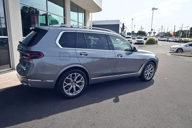 Used 2024 Gray BMW xDrive40i image 10