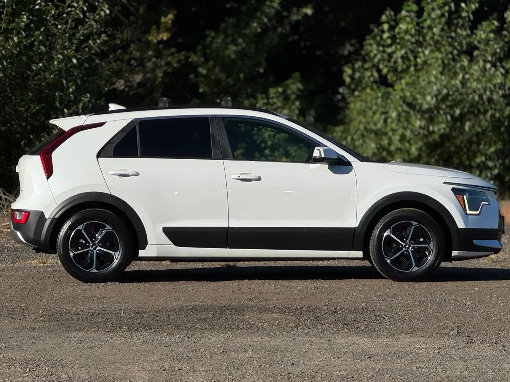Used 2023 White Kia EX image 8