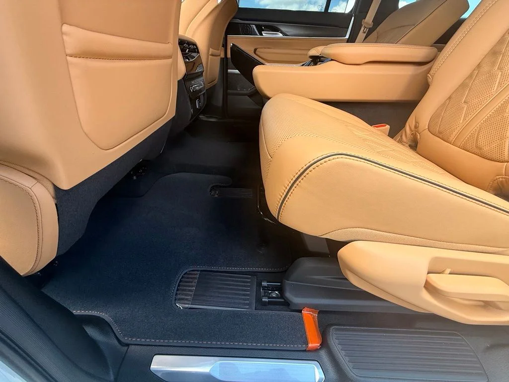 New 2026 Bright White Clear-Coat Exterior Paint Jeep Summit Reserve image 32