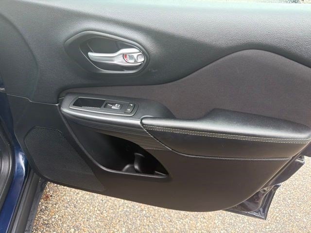 Used 2015 True Blue Pearlcoat Jeep Latitude image 19