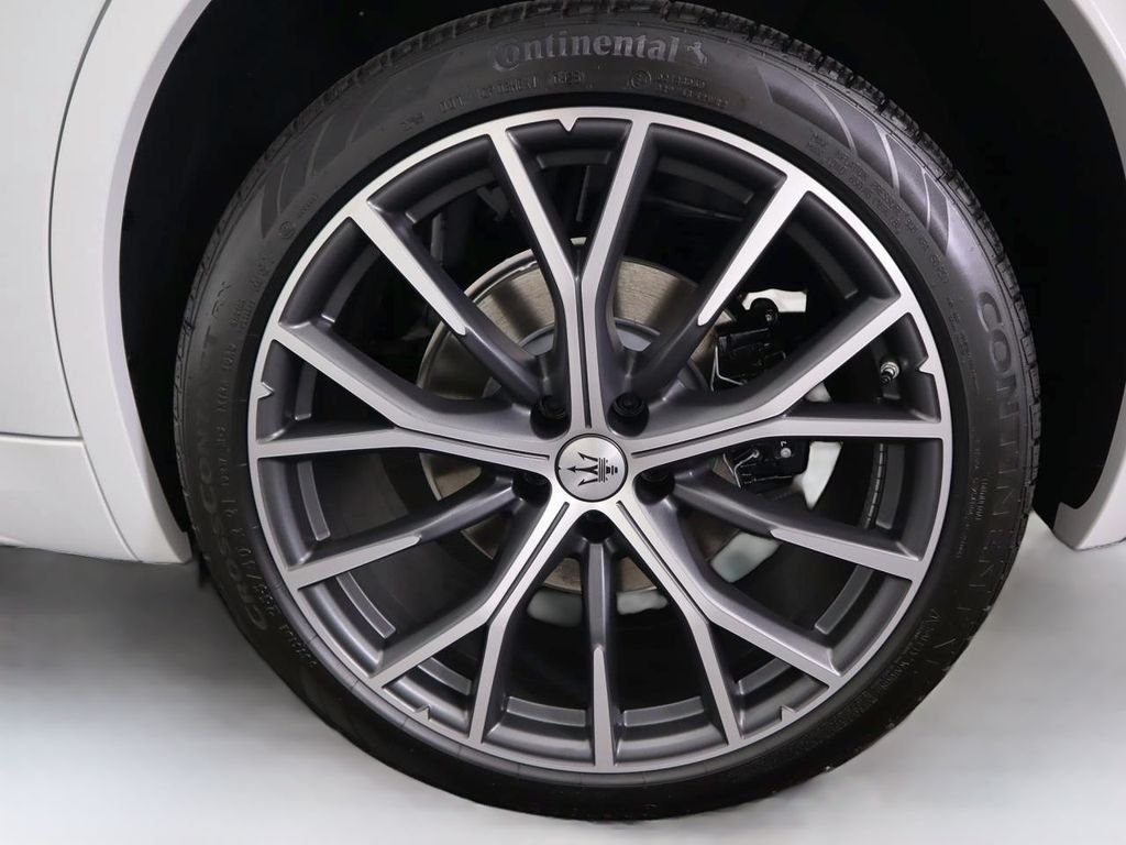 Used 2025 Bianco Astro Metallic Maserati Base image 32