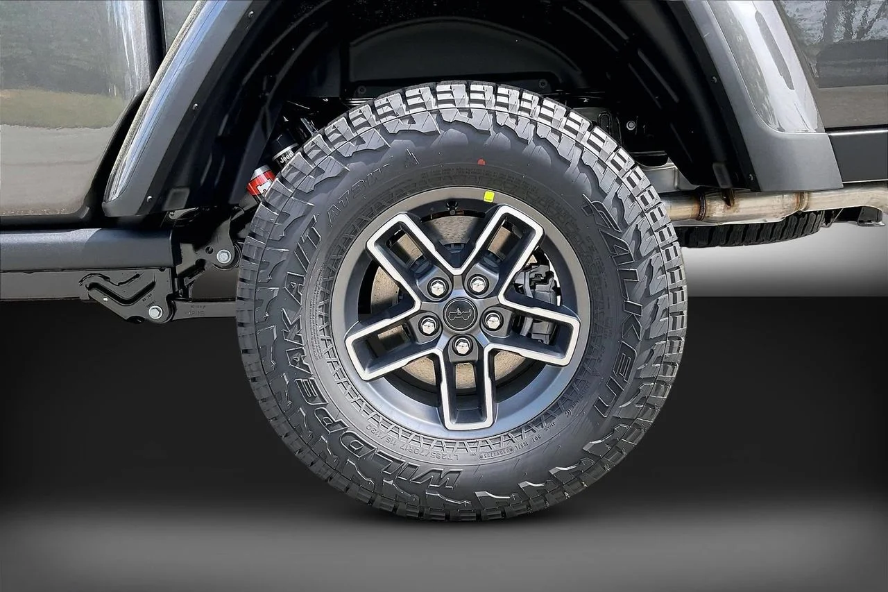 New 2026 Granite Crystal Metallic Clearcoat Jeep Mojave image 32