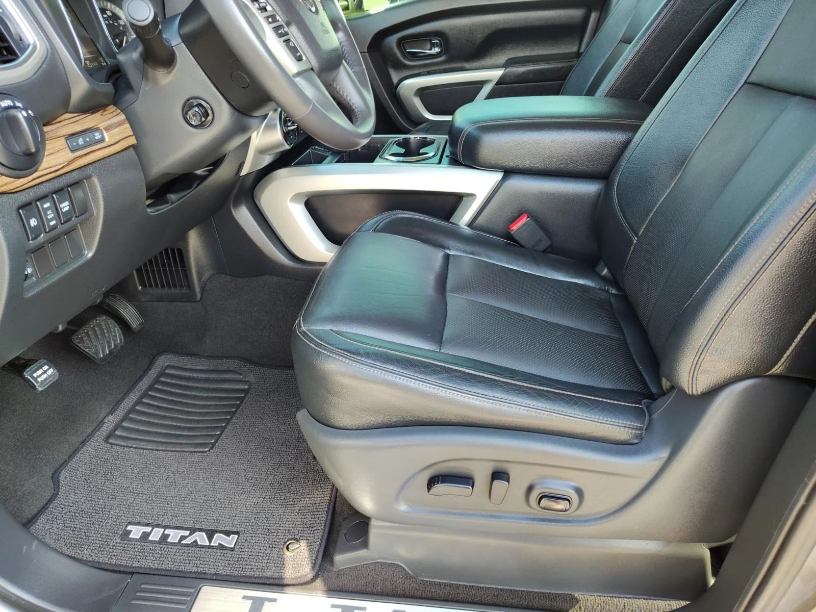 Used 2017 Gray Nissan SL image 14
