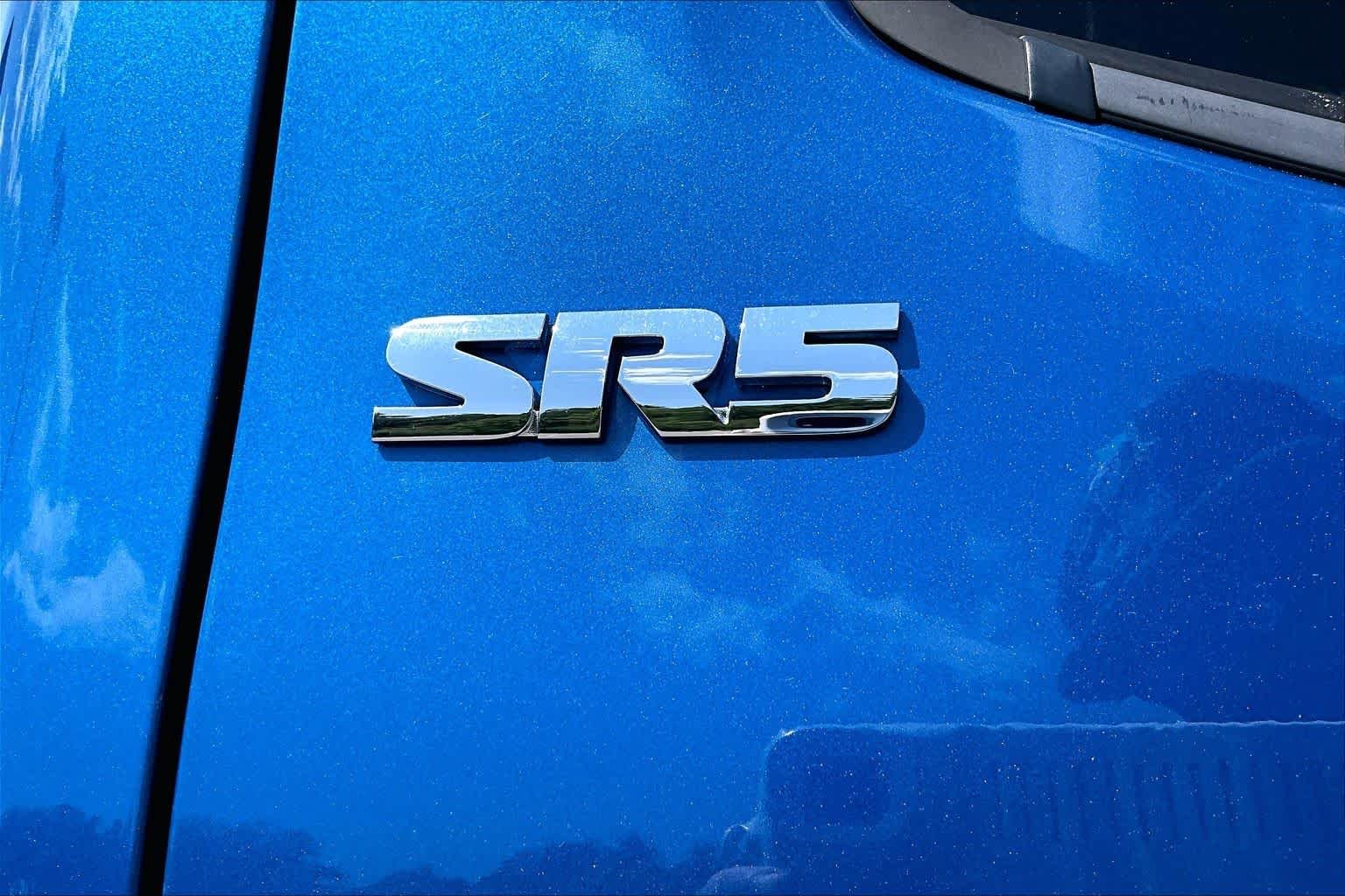 Used 2016 Blazing Blue Pearl Toyota SR5 image 10