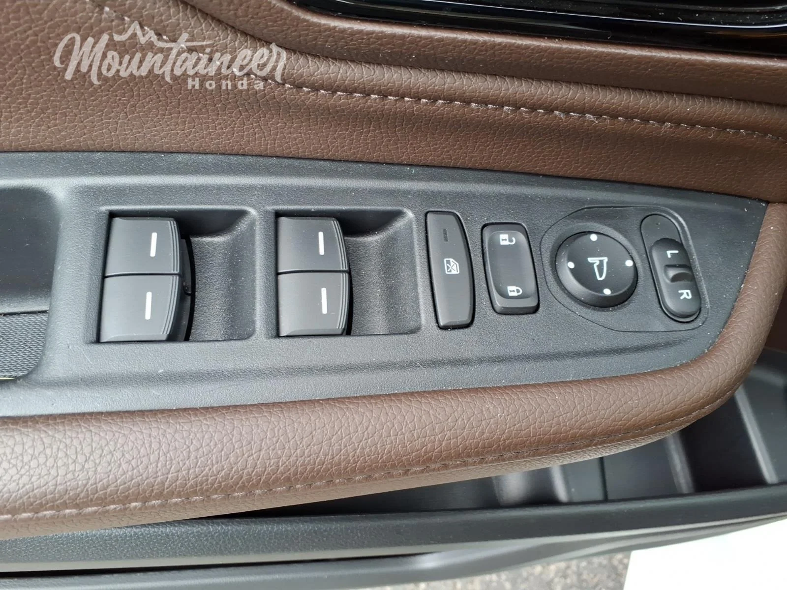 Used 2025 Platinum White Pearl Honda Touring image 28