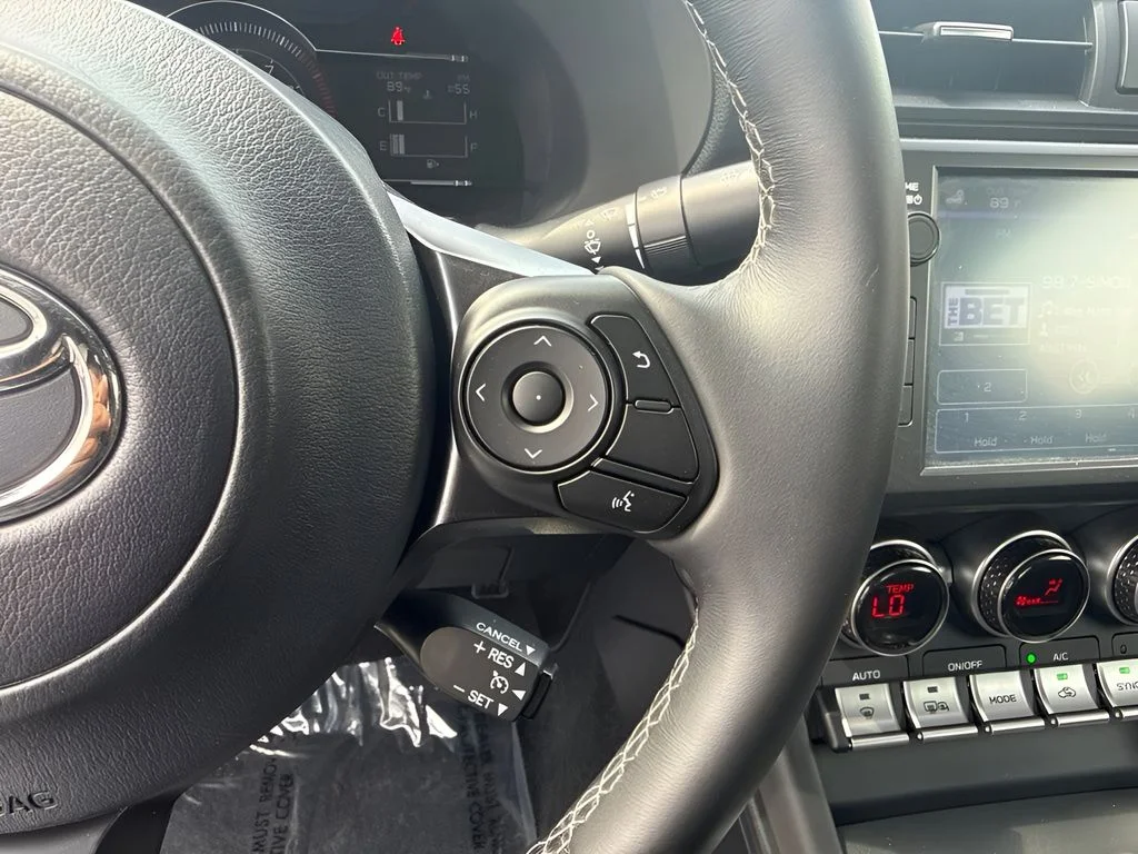 Used 2022  Toyota Base image 13
