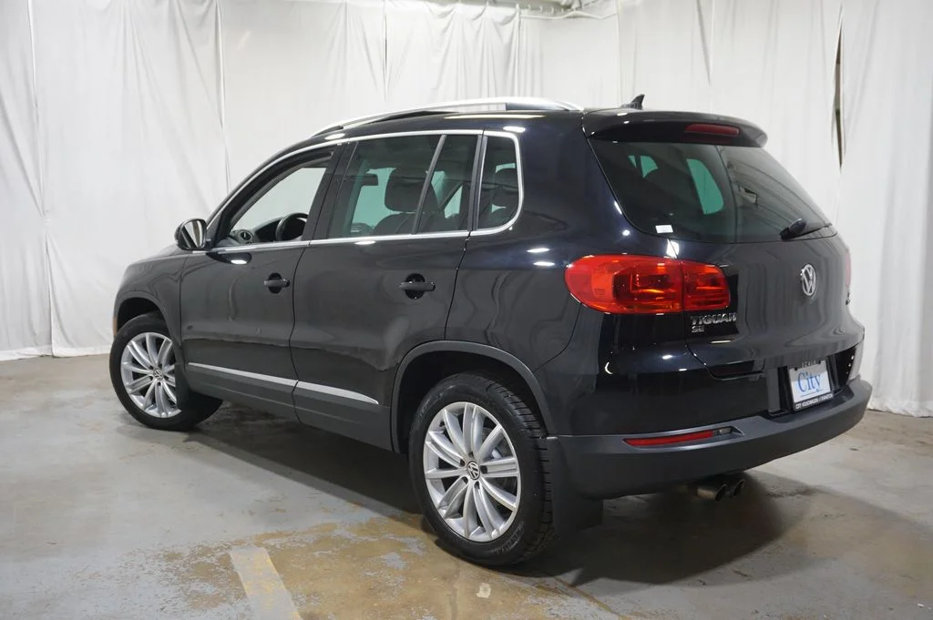 Used 2016 Deep Black Pearl Volkswagen SE image 15